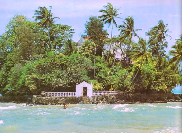 Остров и дом графа де Мони-Талванде у берегов Шри Ланки. Он и многие другие, похожие на него, разорвали отношения с их прошлым, перебрались в Азию и построили свой собственный тропический дом мечты.